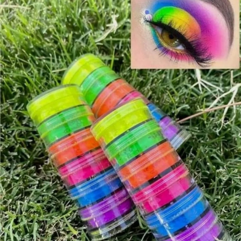 Set of seven highly pigmented powder eye shadows